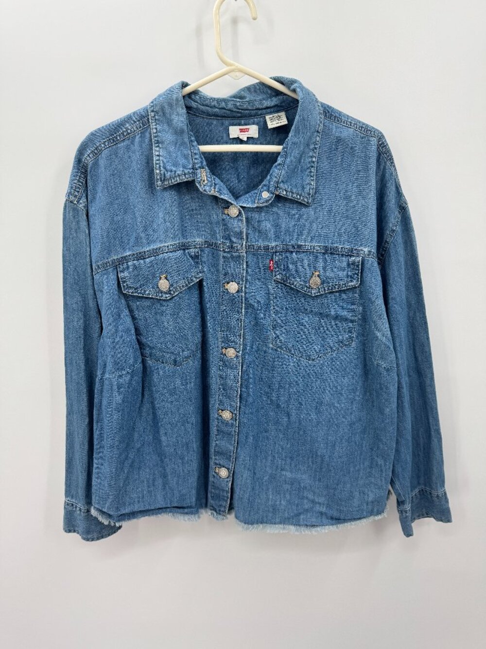 Levi’s Medium Wash Cropped Raw Hem Denim Trucker Jacket Plus Size 2X (18-20)